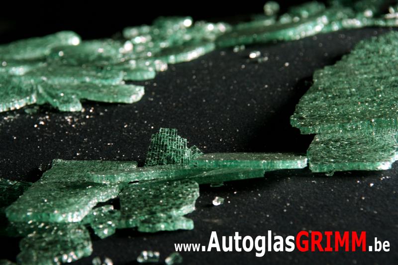 Zijruit stuk gesprongen?  Autoglas Grimm vervangt.